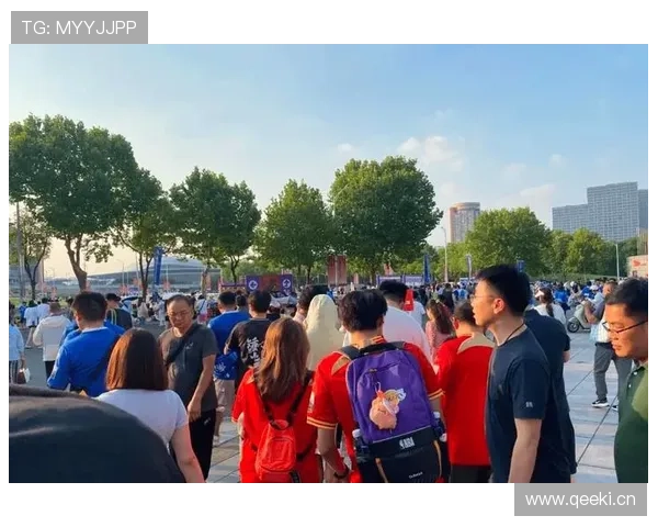 现场球迷狂欢点燃全城激情之夜